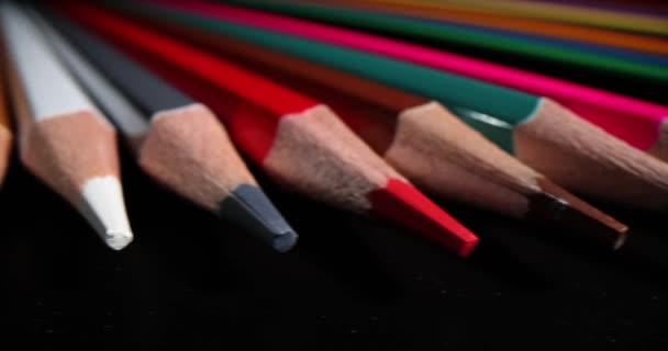 Geschärfte Bunte Zeichenstifte Liegen Auf Dunkler Oberfläche Schreibwaren Für Kinder — Stockvideo