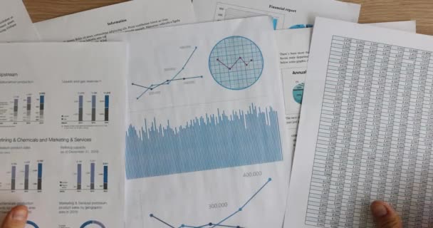 남자들은 책상에 종이와 도표들을 놓는다 관리자 통계에 공간을 — 비디오