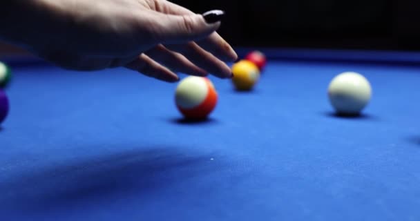 时髦的女人正准备靠在蓝色的台球桌上打白球 有黑色指甲的女性喜欢在半黑暗俱乐部里玩台球游戏 — 图库视频影像