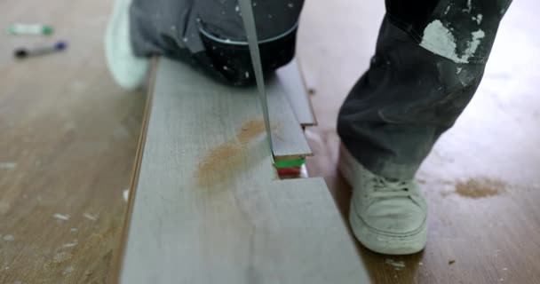 Professioneller Bauarbeiter Schneidet Parkettplatten Mit Der Handsäge Fachkundiger Arbeiter Verarbeitet — Stockvideo