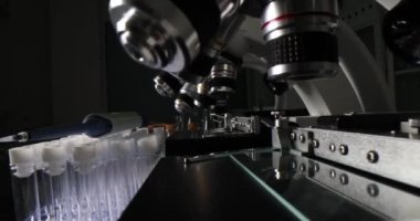 Modern mikroskoplar ve mantarlı cam test tüpleri. Laboratuvar ekipmanları karanlık odada. Bilimsel araştırma ve deneyler için yenilikçi araçlar