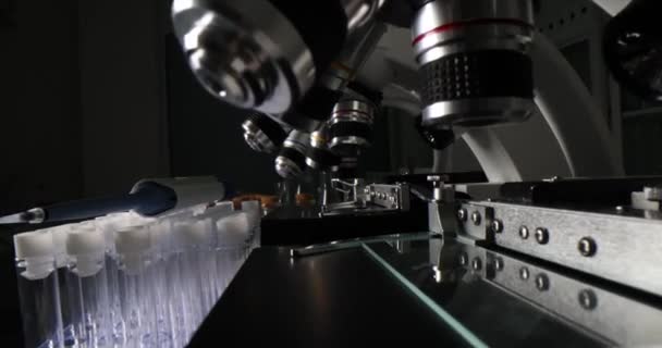 Microscopi Moderni Provette Vetro Con Tappi Attrezzature Laboratorio Camera Oscura — Video Stock