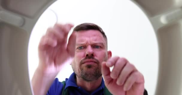 Hombre Plomero Tomando Calcetines Inodoro Limpieza Bloqueo Con Émbolo Inferior — Vídeos de Stock