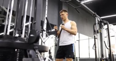 Spor simülatöründe vücut geliştirme eğitimi, spor salonu 4K filminde ağır çekim. Kol kasları kavramını güçlendirmek için spor egzersizleri 
