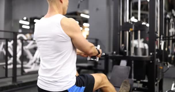 Αρσενικό Bodybuilder Κάνει Ασκήσεις Για Τους Μυς Της Πλάτης Και — Αρχείο Βίντεο