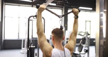 Spor simülatörünün yardımıyla spor kaslarını çalıştıran sporcu dikiz aynası 4K yavaş çekim. Omurga konsepti için spor eğitiminin faydaları