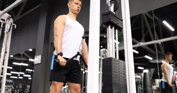 Muž Trénink Pomocí Flex Sportovní Simulátor Tělocvičně Film Zpomalení Fitness — Stock video