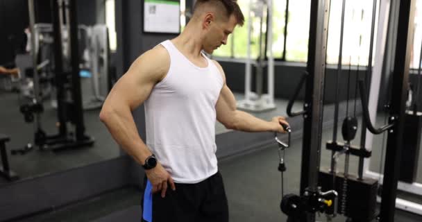 Adam Spor Simülatöründe Biceps Egzersizi Yapıyor Spor Salonu Filminde Ağır — Stok video