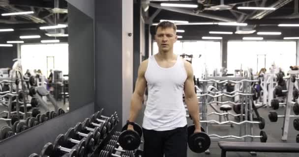 Homme Athlète Portant Haltères Dans Les Mains Dans Salle Gym — Video
