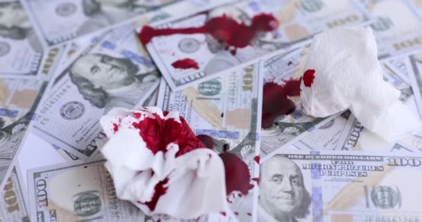 Αίμα Στάζει Αμερικάνικα Δολάρια Και Χαρτοπετσέτες Κοντά Ταινία Αργή Κίνηση — Αρχείο Βίντεο