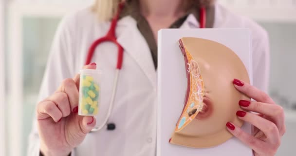 医師婦人科病院閉鎖4K映画の丸薬の胸と瓶の解剖学的モデルを保持します 乳腺炎および乳糖の概念の薬物治療 — ストック動画