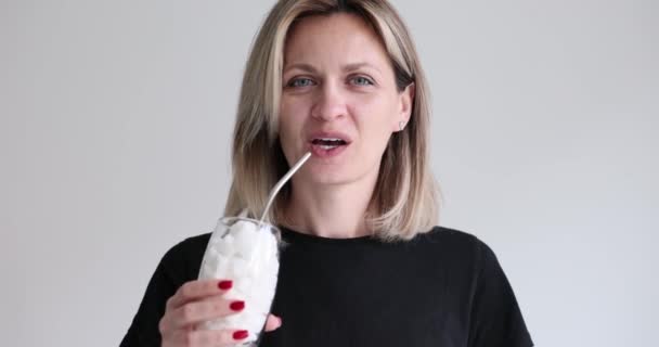 Frau Trinkt Zuckerwürfel Durch Stroh Aus Glas Film Zeitlupe Gründe — Stockvideo