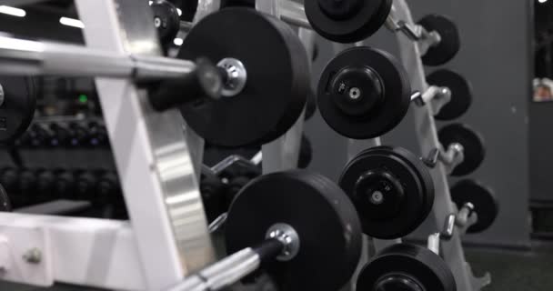 Massor Metall Barer Med Skivor Som Ligger Lagring Rack Gym — Stockvideo