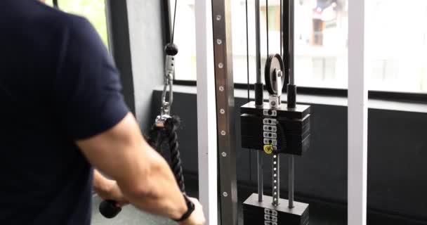 Homem Atleta Treinar Músculos Braço Usando Simulador Esportes Com Cordas — Vídeo de Stock
