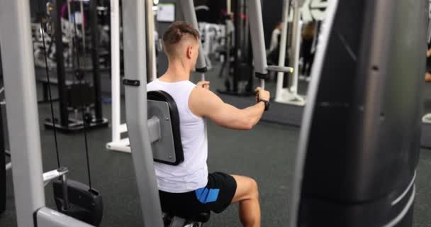 Atleta Masculino Músculos Treinamento Costas Braços Simulador Ginásio Visão Traseira — Vídeo de Stock
