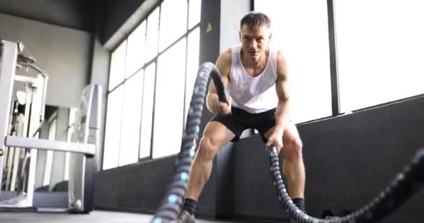 Spor Salonu Filminde Ağır Çekimde Sallayan Bir Sporcu Vücut Dayanıklılığı — Stok video