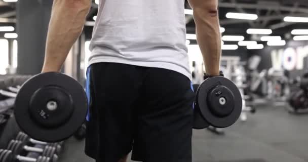 Spor Salonunun Dikiz Aynasındaki Dambılları Taşıyan Erkek Sporcu Yavaş Çekim — Stok video