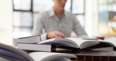 Sınava hazırlanan bir sürü kitabı olan öğrenci bir kadın. Kendi başına hukuk okuyorsun.