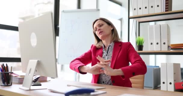 Wanita Muda Karyawan Bisnis Mengangkat Tangan Melakukan Peregangan Santai Manager — Stok Video