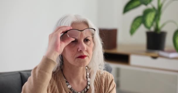 年配の女性はよく見えず メガネを上げる 高齢者の視力の低下 — ストック動画