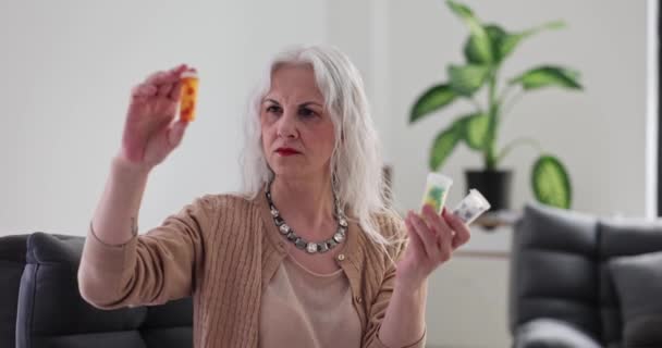Ηλικιωμένη Γυναίκα Επιλέγει Φάρμακα Στο Σπίτι Παρασκευάσματα Για Βελτίωση Της — Αρχείο Βίντεο