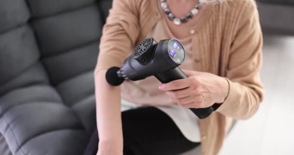 Donna Anziana Massaggi Mano Con Dispositivo Massaggio Percussione Pistola Massaggio — Video Stock