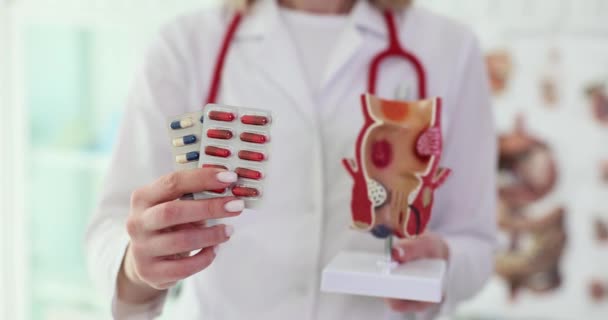 Dokter Proktologi Memegang Pil Dan Model Anatomi Rektum Wasir Kronis — Stok Video