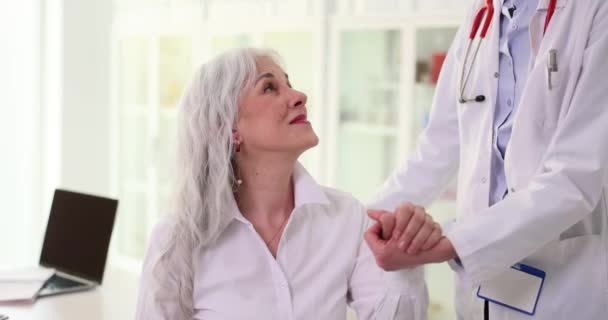 Äldre Kvinna Besöker Läkare Och Får Optimistiska Nyheter Efter Läkarundersökning — Stockvideo