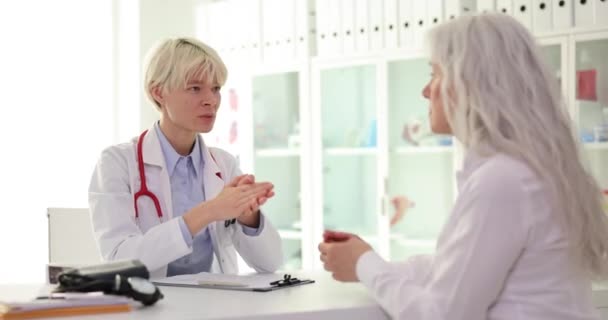 Doktor Kardiolog Komunikuje Starším Pacientem Klinice Lékařská Péče Pro Starší — Stock video