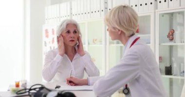 Yaşlı hasta otorhinolarygologu ziyaret ediyor ve kulaklarındaki ağrıdan şikayetçi. Yaşlılarda işitme sorunları