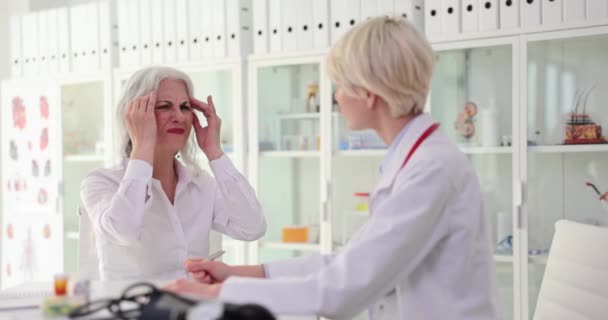 Terapeut Naslouchá Starším Ženám Které Během Návštěvy Necítí Dobře Starší — Stock video