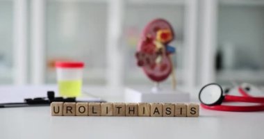 Kelime Urolithiasis küp ve böbrek anatomik modelinden oluşur. Klinikte böbrek hastalıklarının üroloji ve tedavisi