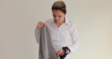 Güzel bir kadın aşçı ya da garson iş için önlük seçer. Güzel, rahat, kaliteli üniforma