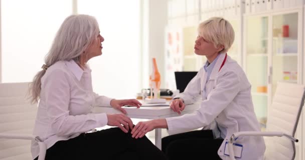 Läkaren Undersöker Knät Äldre Patienter Som Lider Smärta Behandling Fotsmärta — Stockvideo