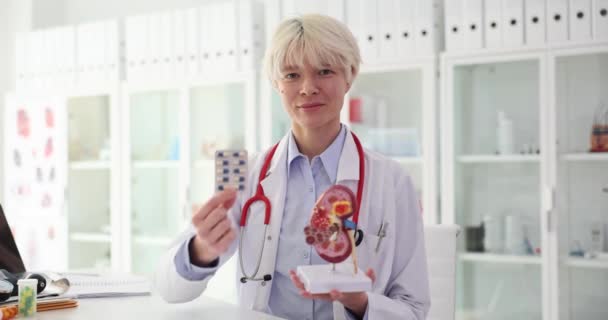 Médico Tem Comprimidos Médicos Anatomia Renal Conceito Cuidados Saúde Tratamento — Vídeo de Stock