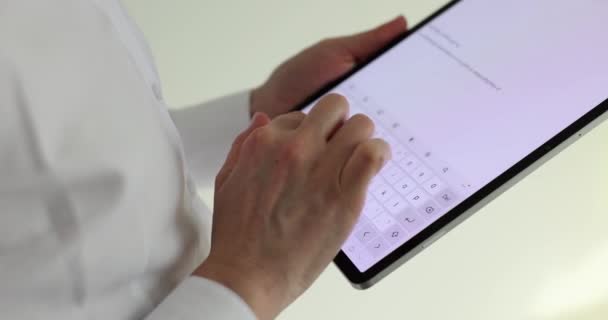 Mãos Femininas Estão Digitando Mensagens Texto Computador Tablet Correspondência Comercial — Vídeo de Stock