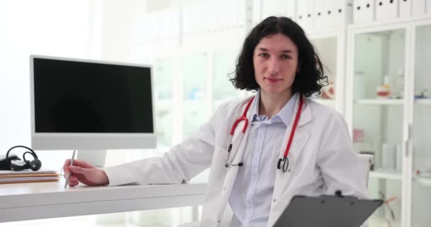 Retrato Seguro Médico Joven Uniforme Médico Con Estetoscopio Médico Médico — Vídeos de Stock
