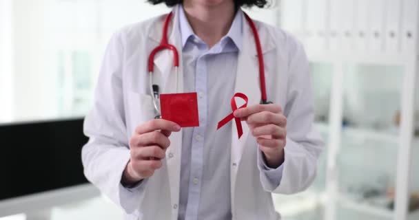 Γιατρός Κόκκινη Κορδέλα Και Προφυλακτικό Κοντινό Πλάνο Αντισυλληπτικές Μέθοδοι Για — Αρχείο Βίντεο