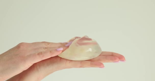 Plastik Cerrahın Ellerinde Silikon Implantlar Göğüs Büyütme Kaldırma — Stok video