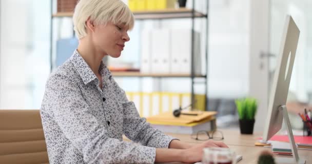 Mujer Mira Pantalla Computadora Escribiendo Teclado Oficina Manager Realiza Tareas — Vídeos de Stock