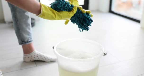 Ręce Żółtych Gumowych Rękawiczkach Wycisnąć Wodę Niebieskiej Szmaty Usługi Sprzątania — Wideo stockowe