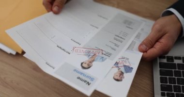 Erkek patronun elleri, onaylanmış özgeçmişi ellerinde tutuyor. Mükemmel özgeçmiş ve işe alım