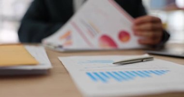 İş adamı haritalardaki iş istatistiklerini inceliyor. Analitik ve iş geliştirme planlama