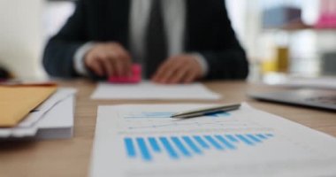 İş adamlarının el damgası belgesine yakın çekim. Mali rapor veya onaylı kredi kararı