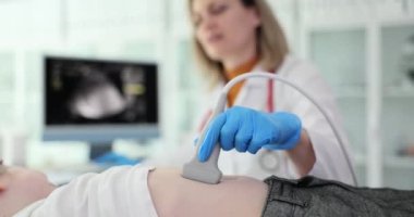 Doktor ultrason makinesinde çocuğun ultrasonunu çeker. Çocuklarda iç organların ultrasonu