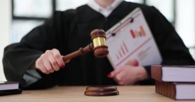 Yargıç tokmağı eleştiriyor ve elinde diyagramlar ve grafiklerle istatistiksel belgeler tutuyor. Mali suçlar ve mahkemeler hakkında karar