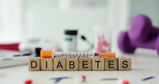Kata Diabetes Dengan Insulin Syringe Lancet Dan Pil Atas Meja — Stok Video