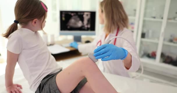 Lekarz Prowadzący Badanie Ultrasonograficzne Stawu Kolanowego Dziecka Diagnoza Chorób Kości — Wideo stockowe