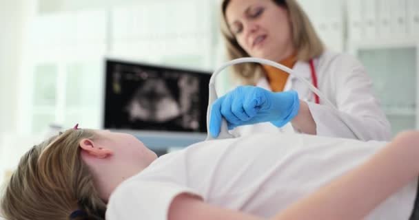 Doktor Kardiyolog Ultrason Cihazı Kullanarak Kalbe Teşhis Koyuyor Ultrason Tarayıcı — Stok video