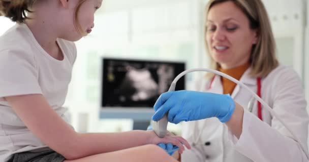 Der Arzt Führt Eine Ultraschalluntersuchung Des Handgelenks Des Patienten Durch — Stockvideo